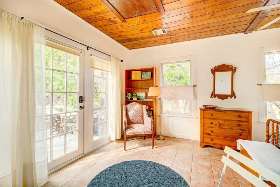 Pet-Friendly Garden Studio in Woodland Heights! Apartment in Harris County