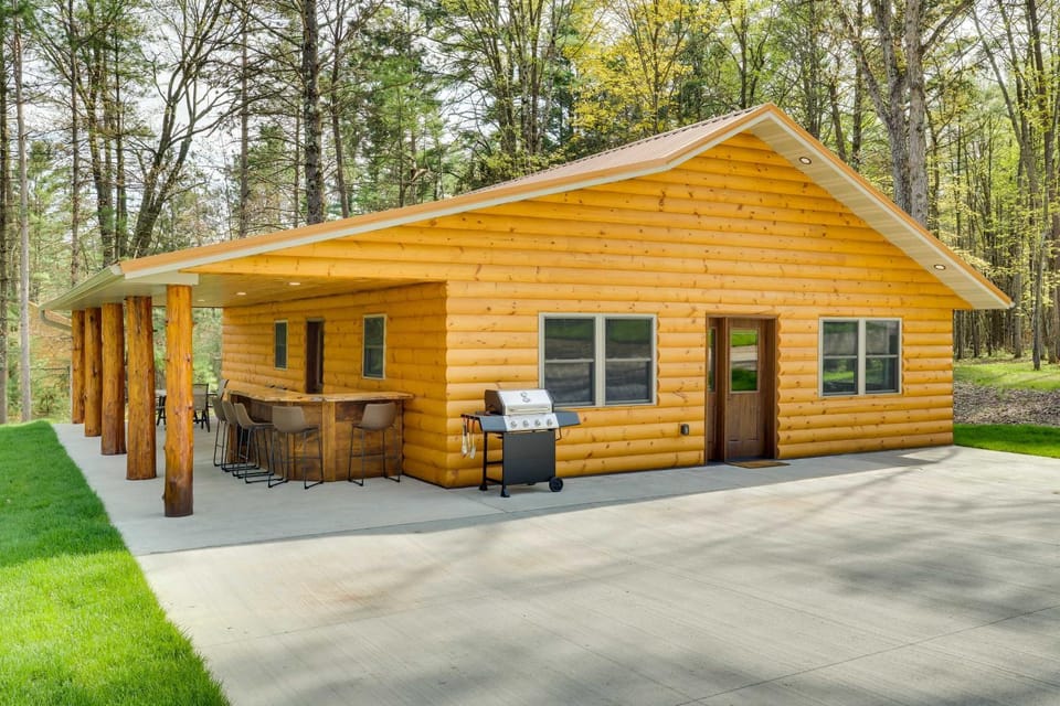 Near Memorial Park: Lake Arbutus Vacation Rental House in Wisconsin