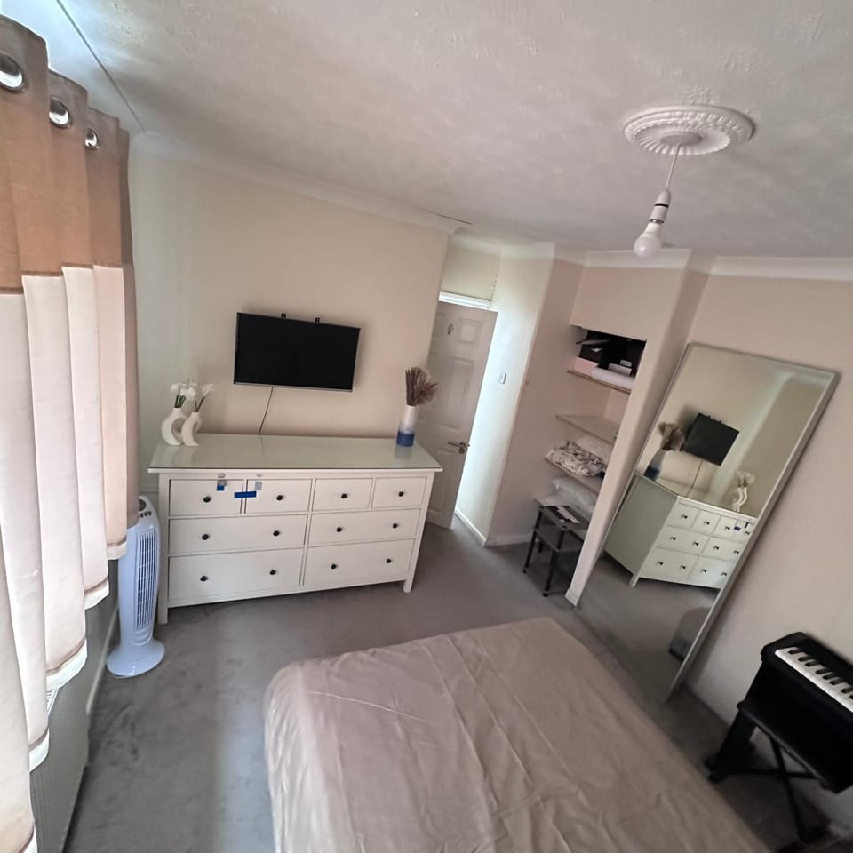 Lovely 3 bedroom house in Borehamwood . House in London