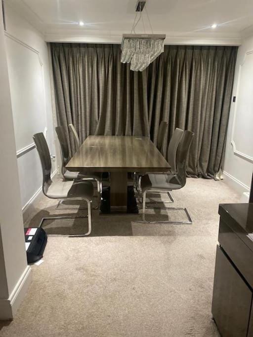 Lovely 3 bedroom house in Borehamwood . House in London