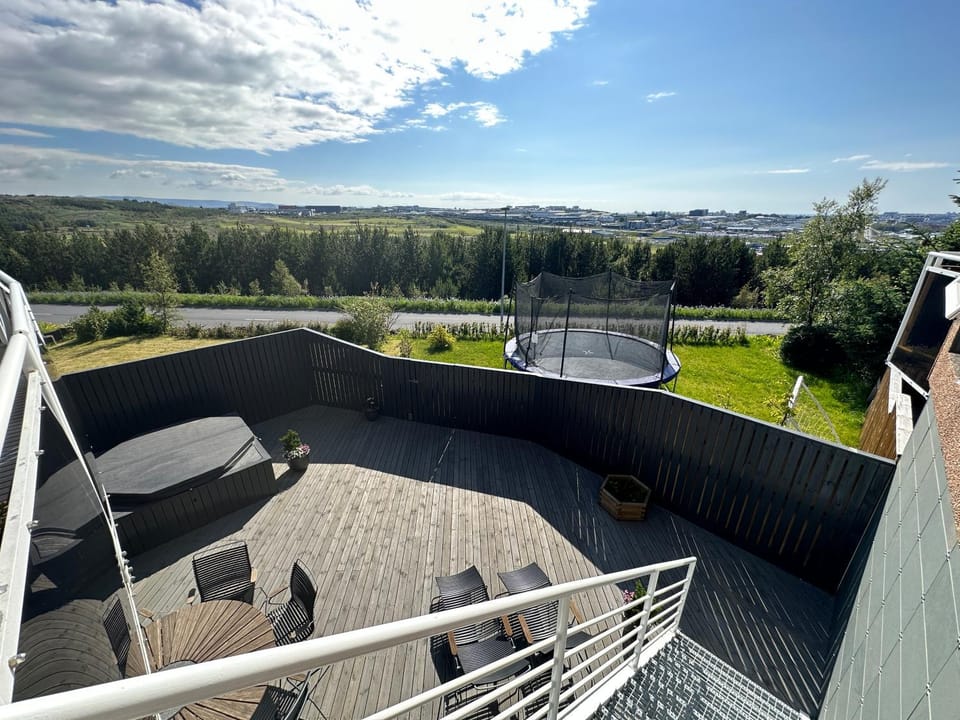 Modern and spacious 4 bedroom house, with spectacular view over Reykjavik. House in Reykjavik