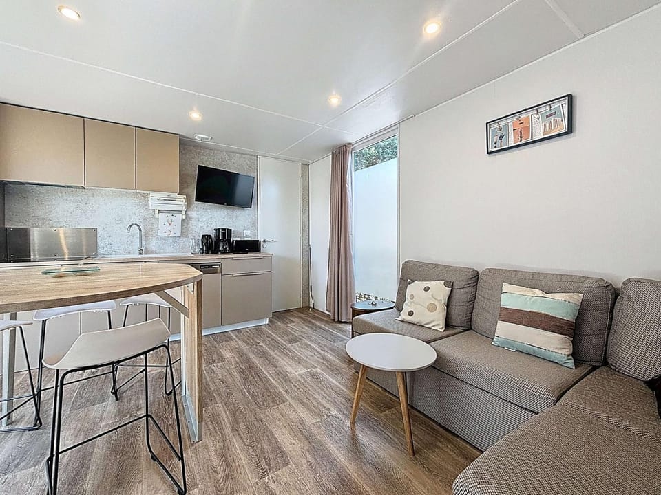 Mobil-home tout confort 6 pers, 3 ch, 2 sdb, piscine, à 200m de la plage, plein cœur de Jullouville - FR-1-361A-55 House in Jullouville