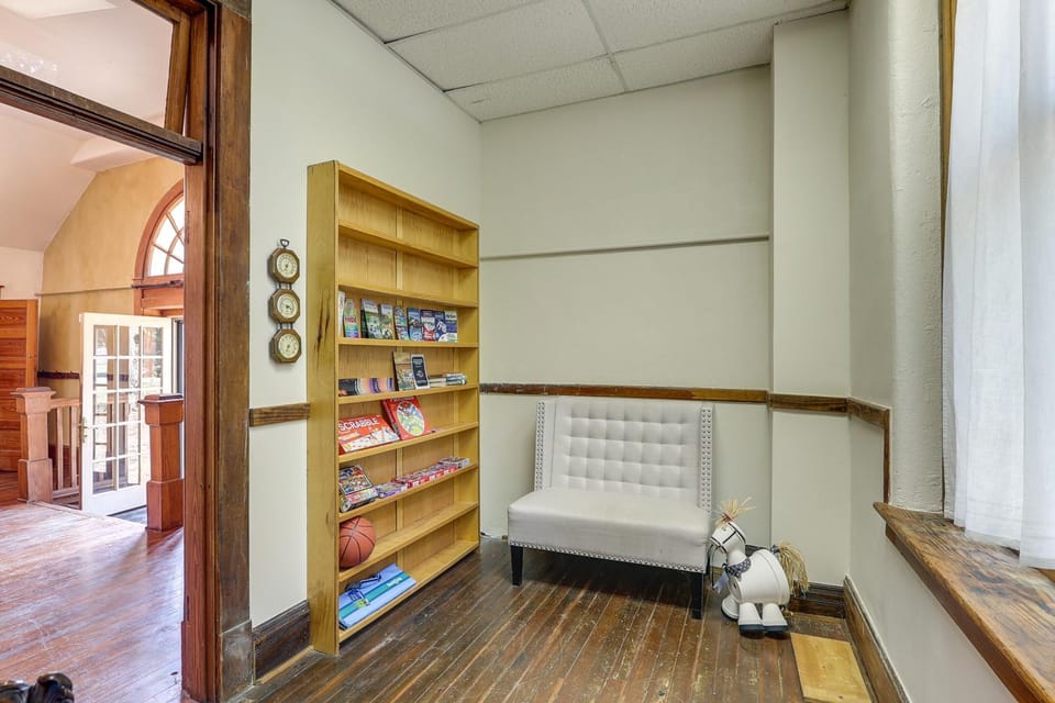Renovated Schoolhouse w/ Piano & Private Deck! House in Kansas