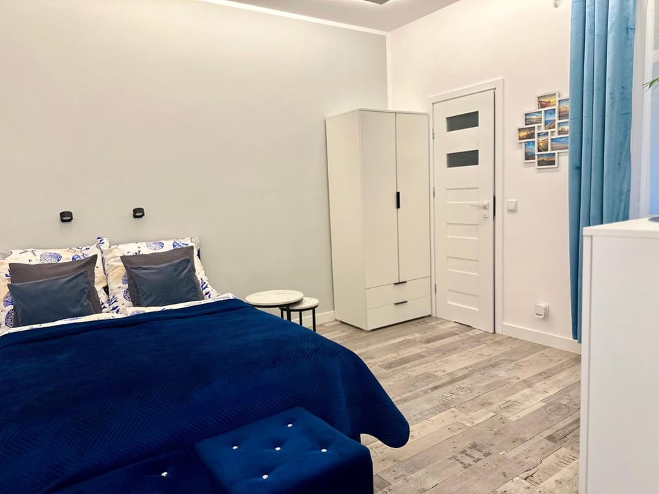Bed, Living room, Photo of the whole room, wardrobe