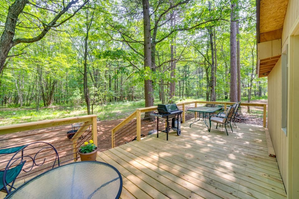Sunroom, Deck & Grills: Marquette Cottage! House in Marquette