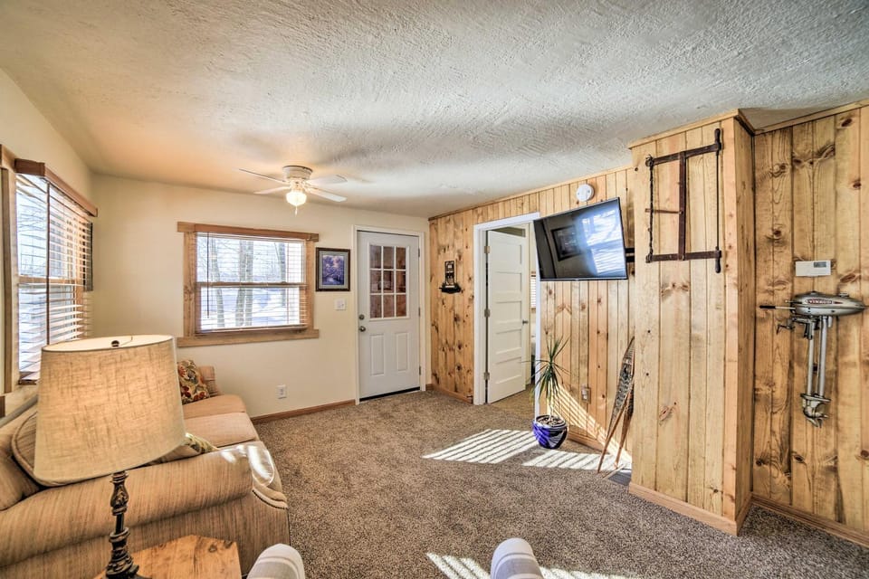 Sunroom, Deck & Grills: Marquette Cottage! House in Marquette