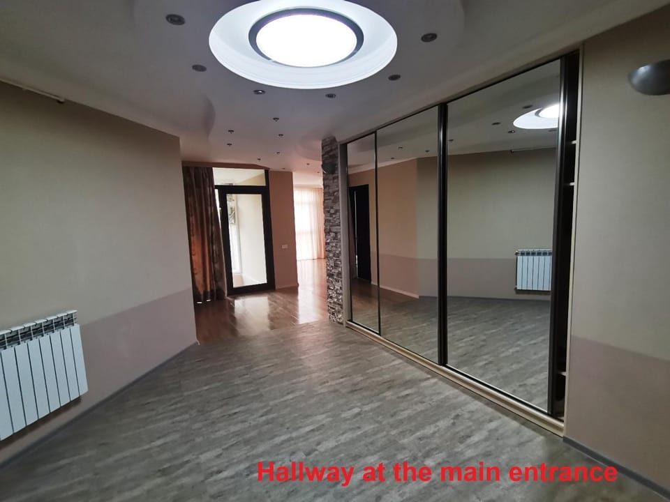 Facade/entrance, wardrobe