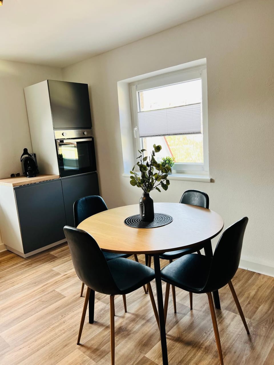 Kitchen or kitchenette, Seating area, Dining area