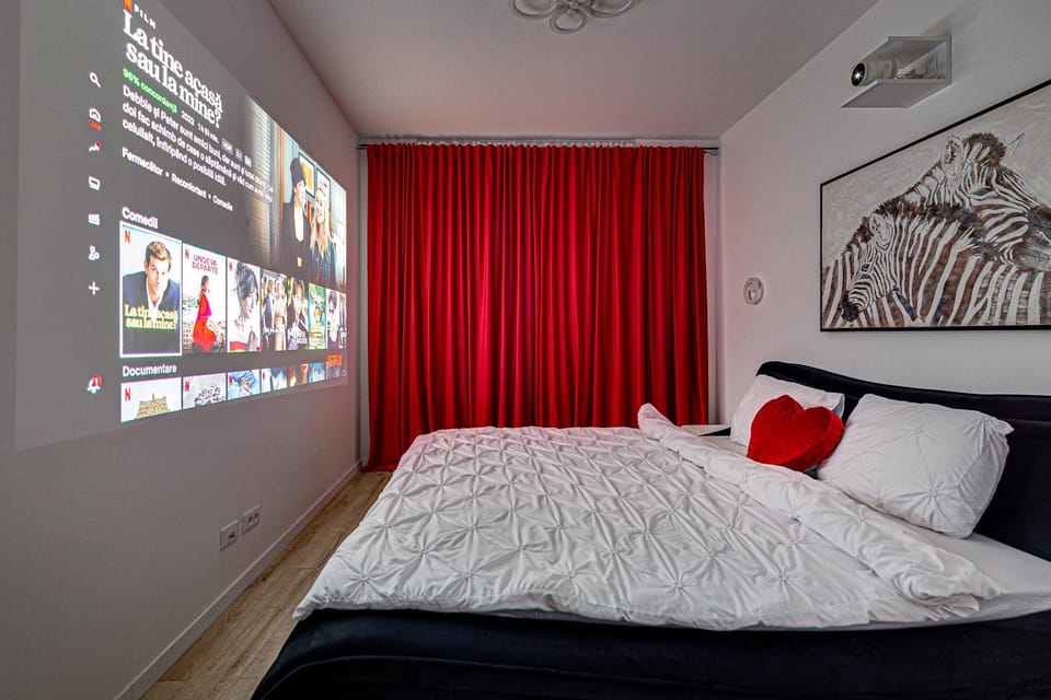 Bed, TV and multimedia, Photo of the whole room, Bedroom