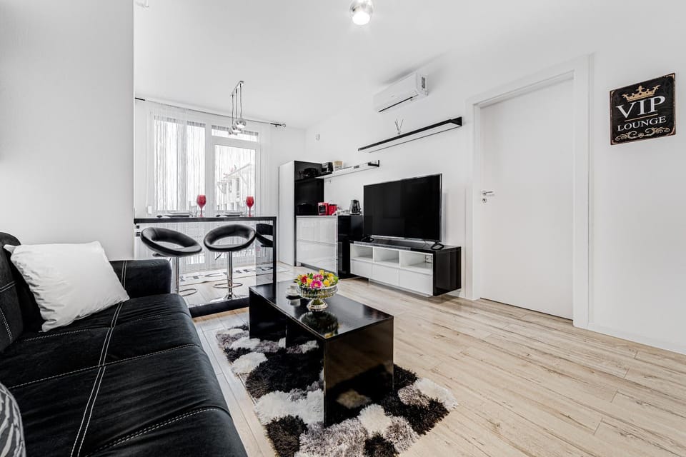 TV and multimedia, Living room, Seating area, air conditioner