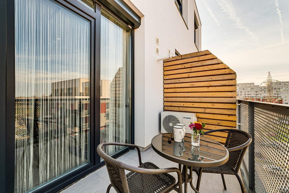 Property building, View (from property/room), Balcony/Terrace, Seating area, City view