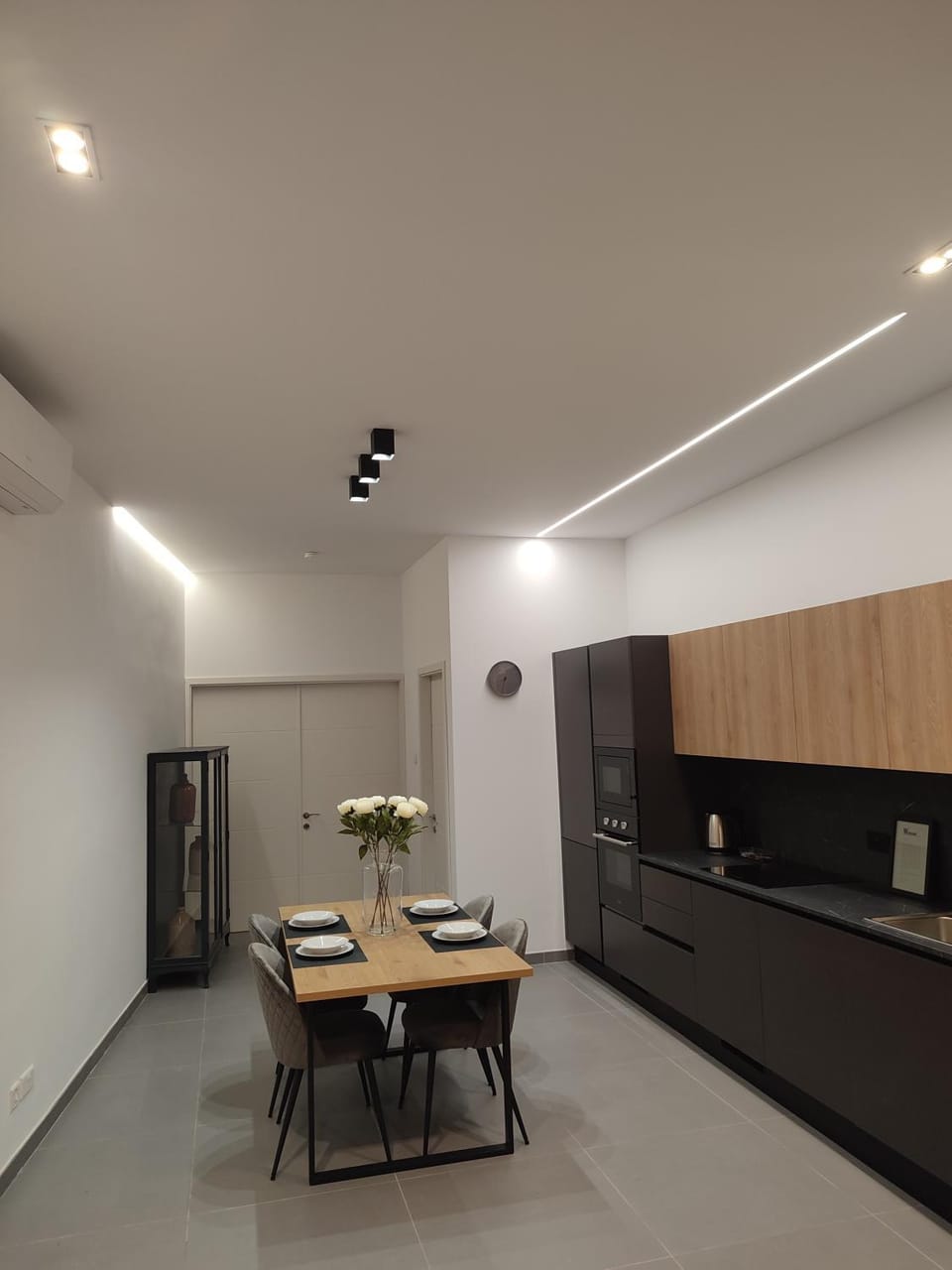 Coffee/tea facilities, Dining area, minibar, oven, stove, kitchen, air conditioner