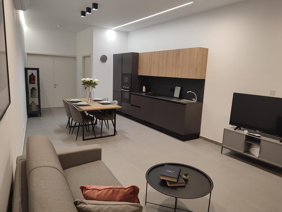 TV and multimedia, Coffee/tea facilities, Living room, Seating area, Dining area, Evening entertainment, locker, minibar, oven, air conditioner