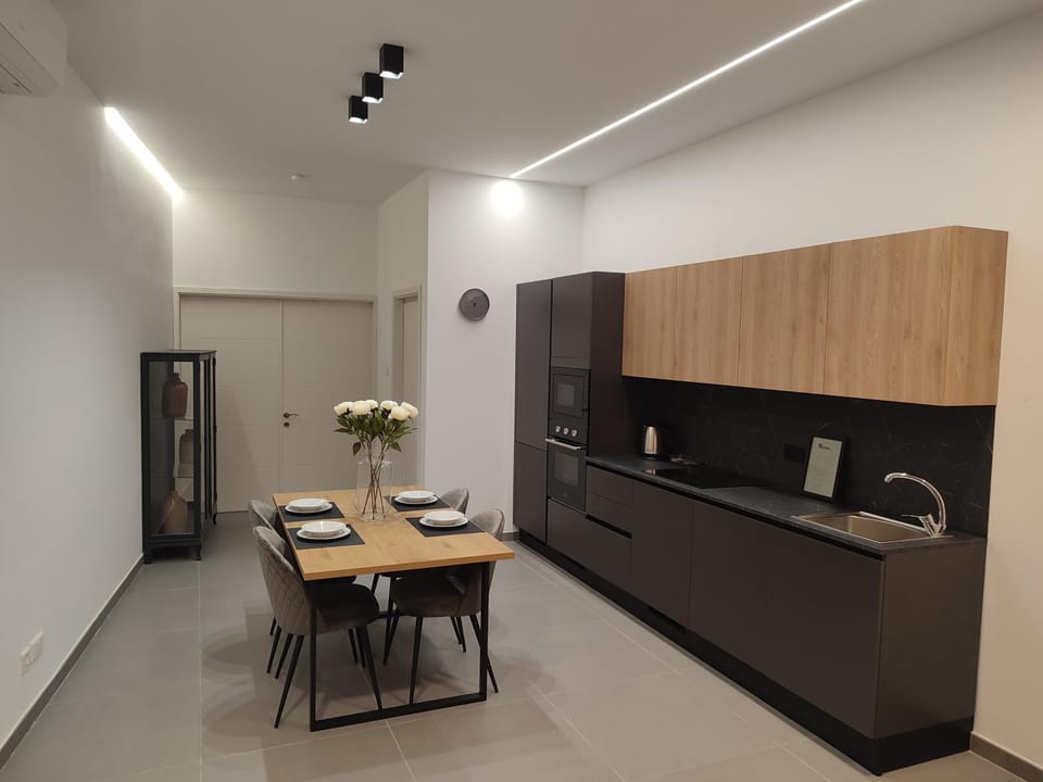 Coffee/tea facilities, Dining area, minibar, oven, stove, kitchen, air conditioner
