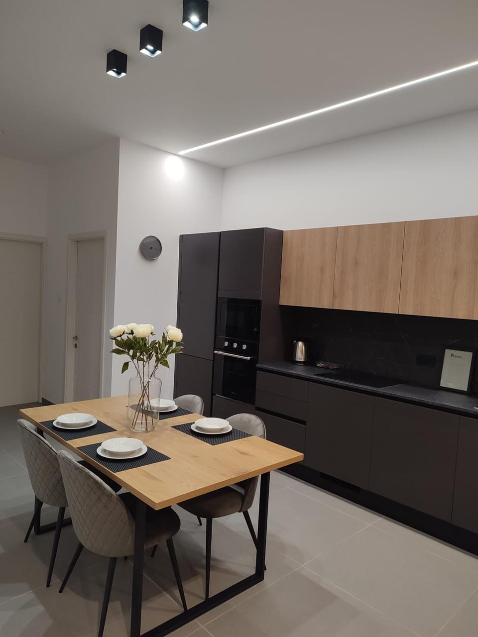 Coffee/tea facilities, Dining area, minibar, oven, stove, kitchen