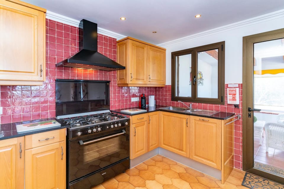 Kitchen or kitchenette, dishwasher, stove