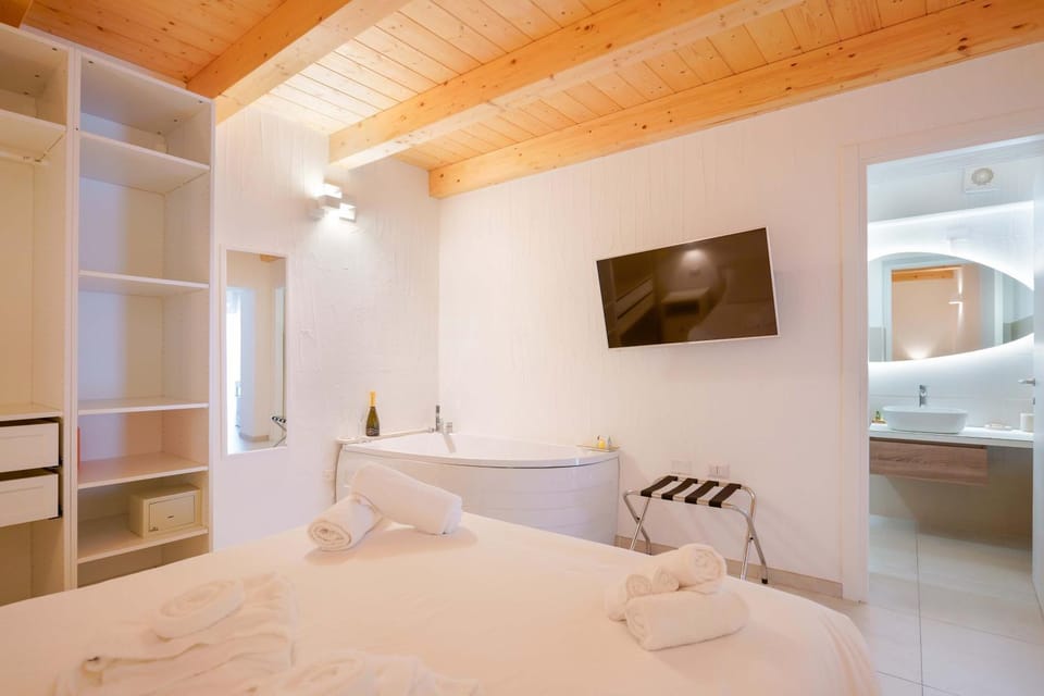 Hot Tub, TV and multimedia, View (from property/room), safe, wardrobe