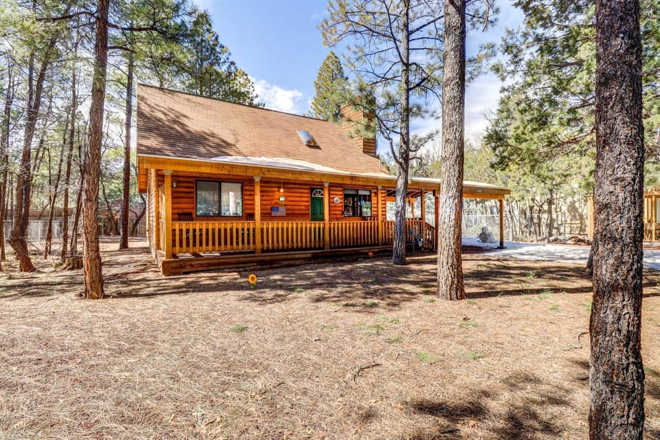 Near Hiking Trails: Wooded Cabin in Lakeside! Cabin in Pinetop-Lakeside