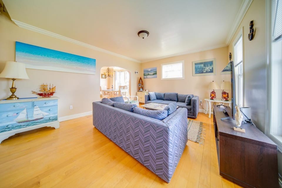 1 Block to Bridge Street Lake Erie Vacation Home! House in Lake Erie