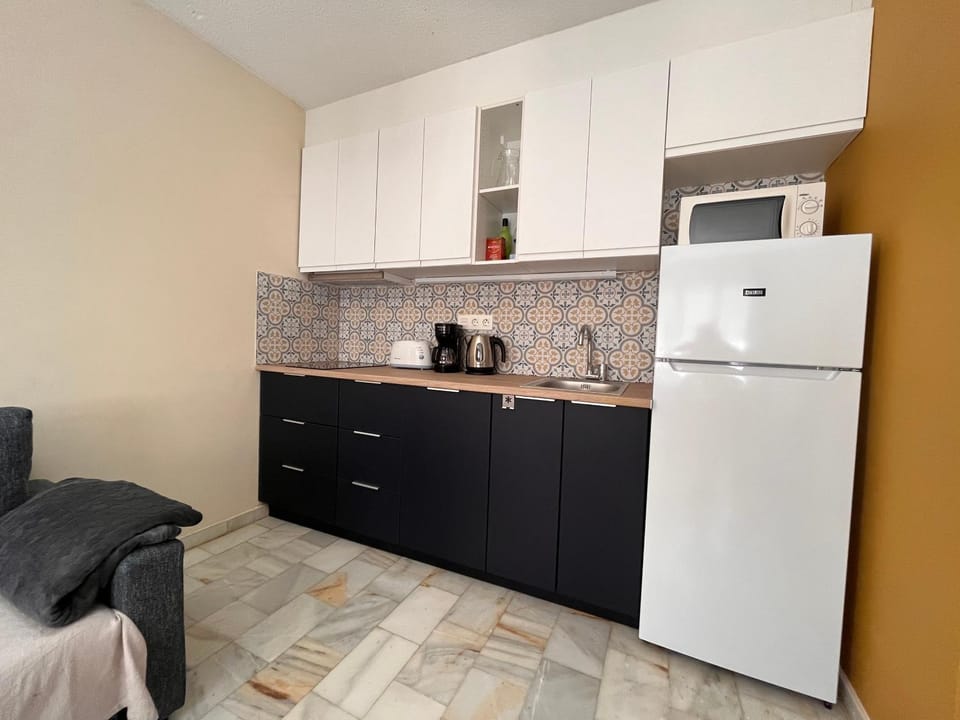 Coffee/tea facilities, Kitchen or kitchenette, Living room, Seating area, Dining area, dishwasher, minibar, pet friendly, stove, toaster