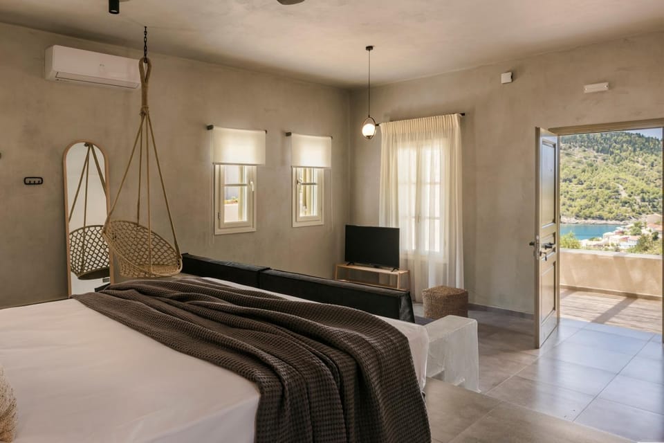 Bed, TV and multimedia, Photo of the whole room, Bedroom