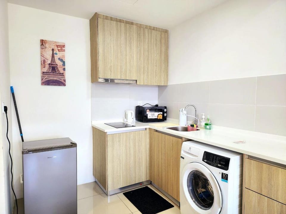 Kitchen or kitchenette, minibar, washing machine