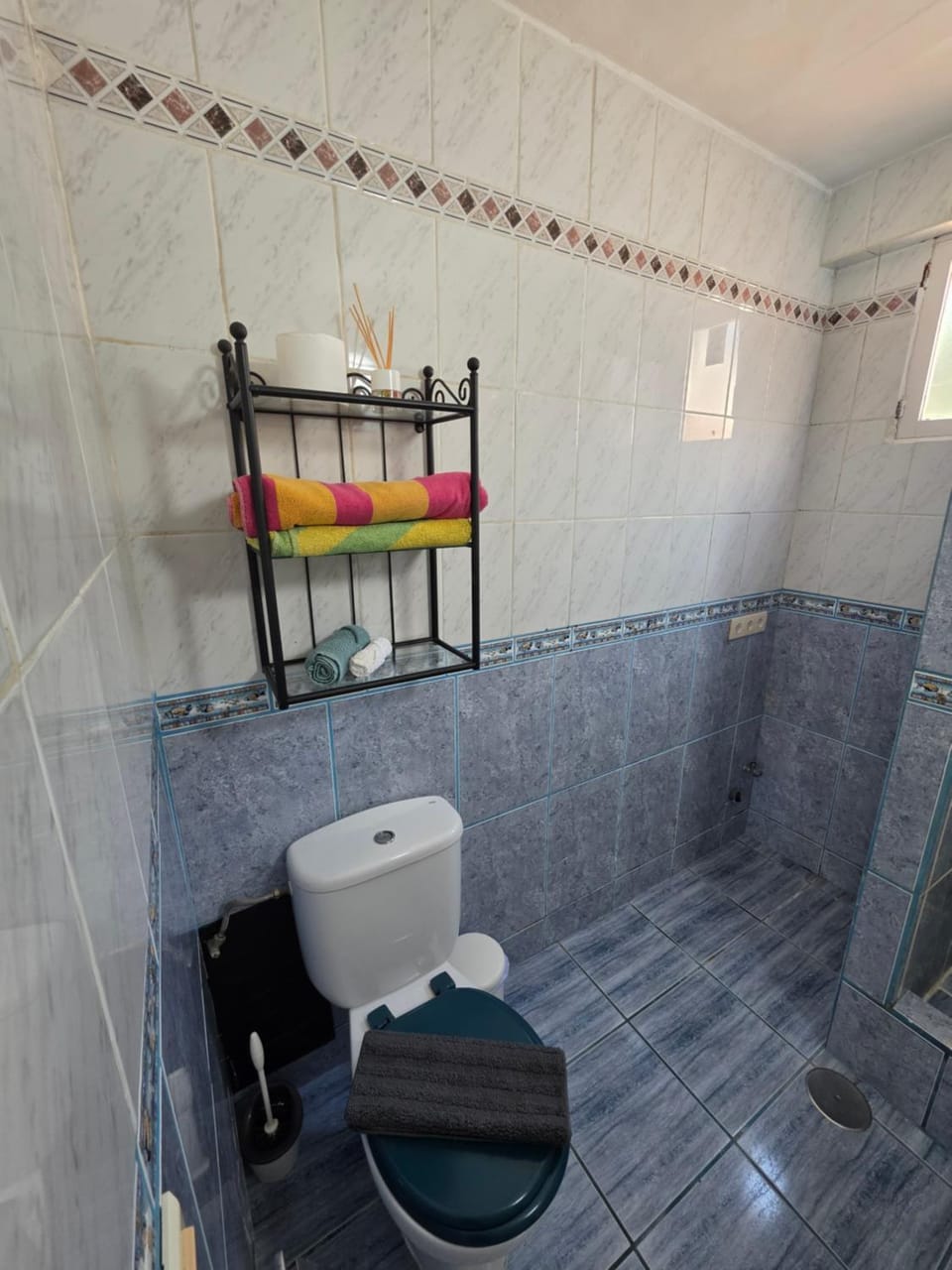Shower, Toilet, Bathroom, towels