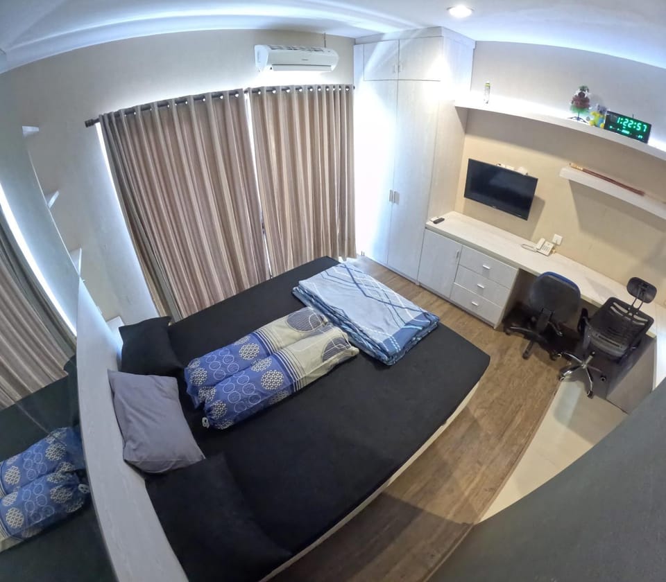 Bed, TV and multimedia, Photo of the whole room, air conditioner