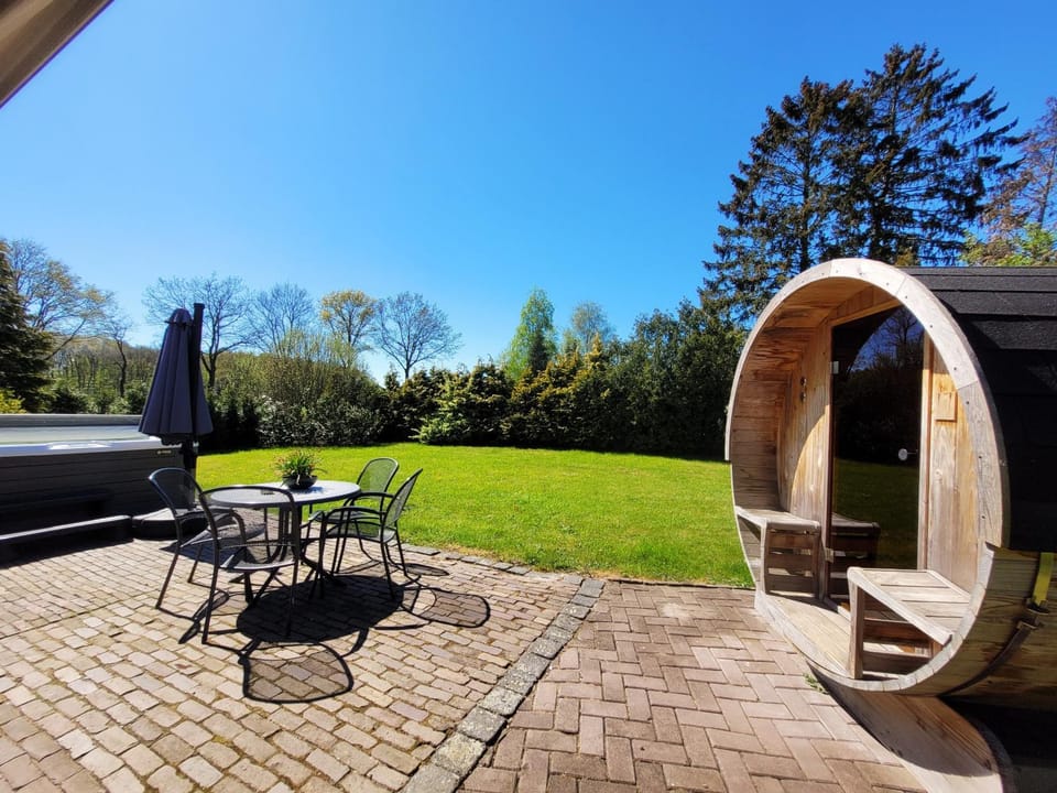 Garden, Hot Tub
