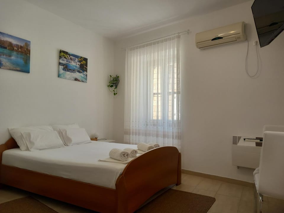 Bedroom, towels, air conditioner