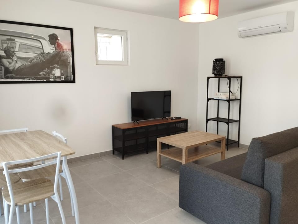 Communal lounge/ TV room, TV and multimedia, Living room, Seating area, air conditioner