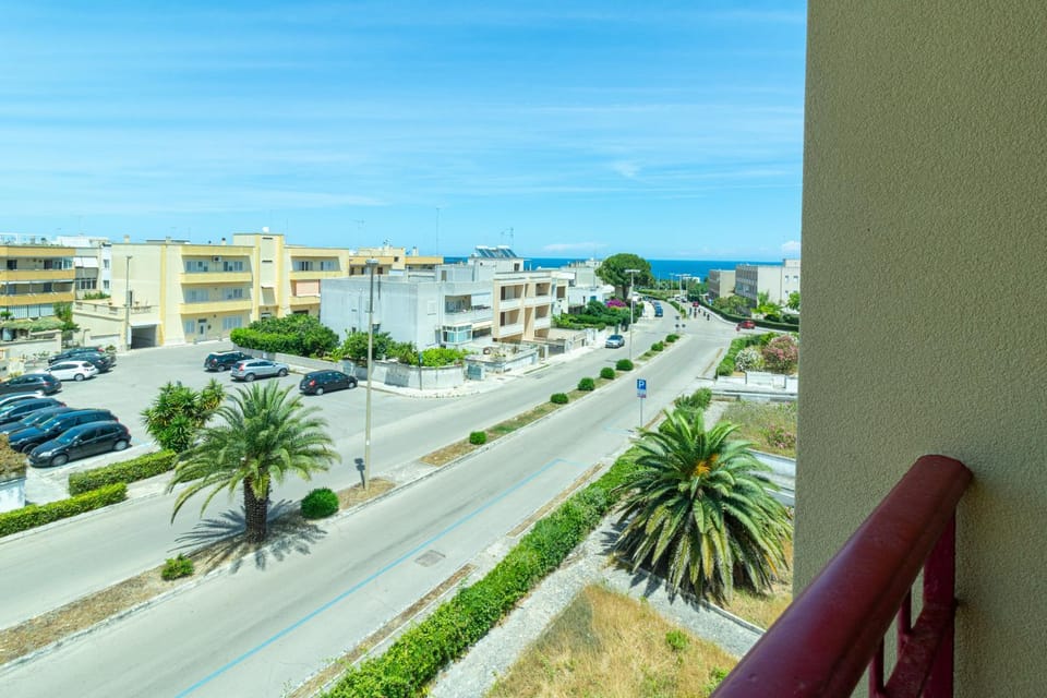 Property building, Day, Neighbourhood, Natural landscape, City view, Landmark view, Sea view, Street view, Location, Parking