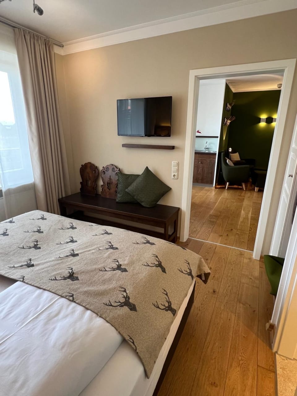 Bed, TV and multimedia, Living room, Photo of the whole room, Seating area, Bedroom