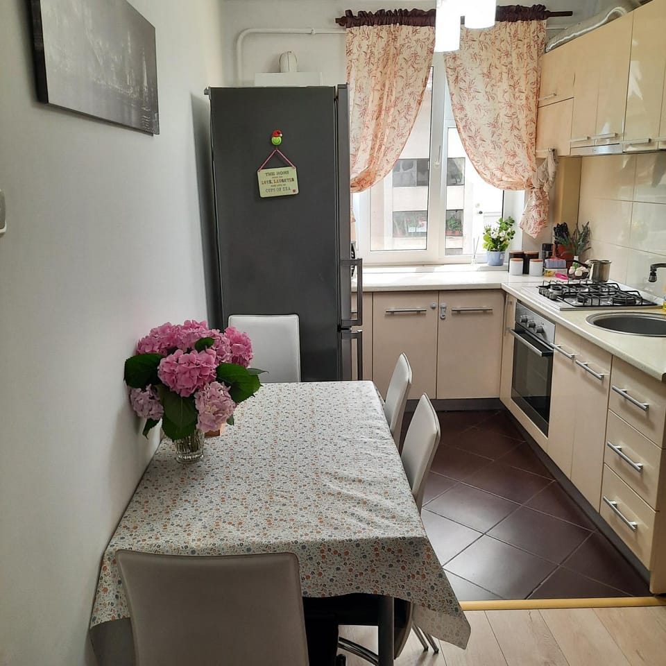Kitchen or kitchenette, Dining area, minibar, pet friendly, stove