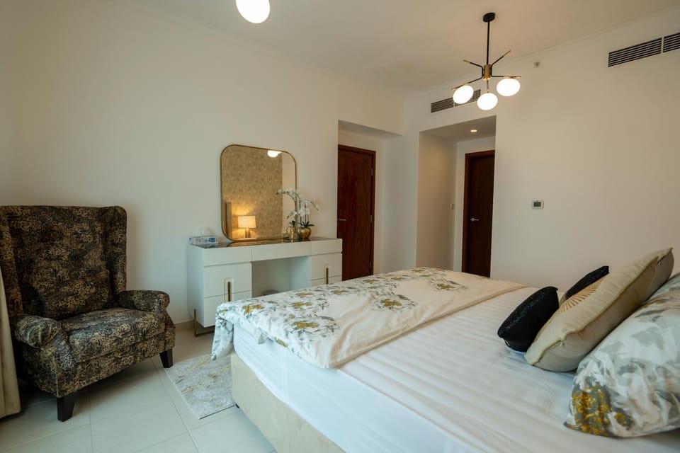 Bed, Photo of the whole room, Seating area, Bedroom