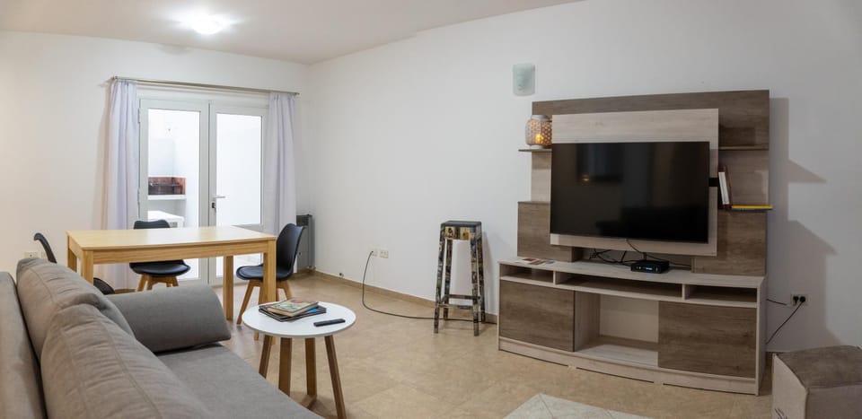 Linea Recta Sur - Kaiser, departamento amplio, dos dormitorios, patio con parrilla, a pasos del mar Apartment in Puerto Madryn