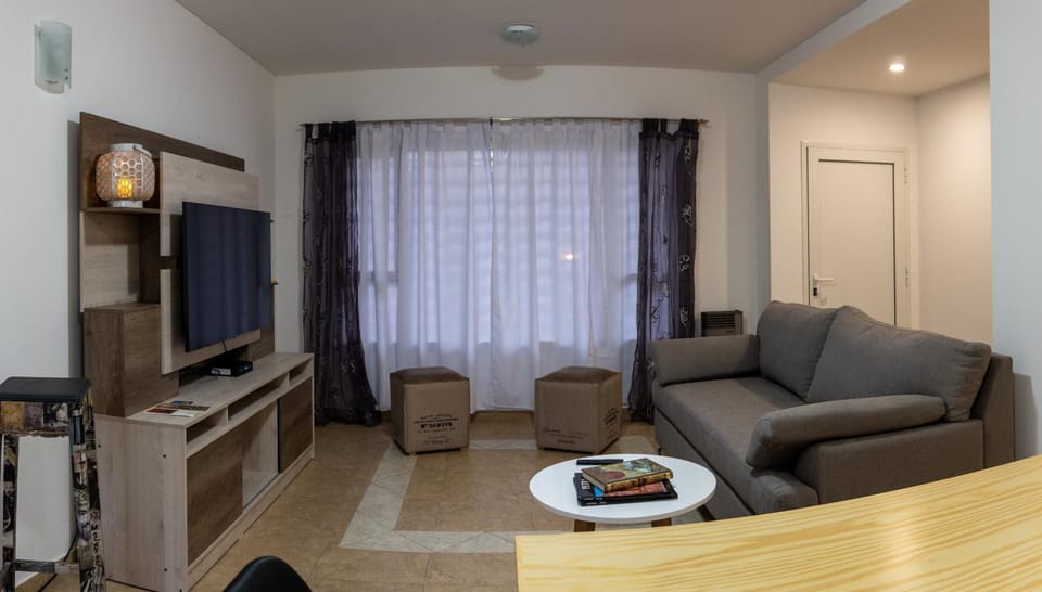Linea Recta Sur - Kaiser, departamento amplio, dos dormitorios, patio con parrilla, a pasos del mar Apartment in Puerto Madryn