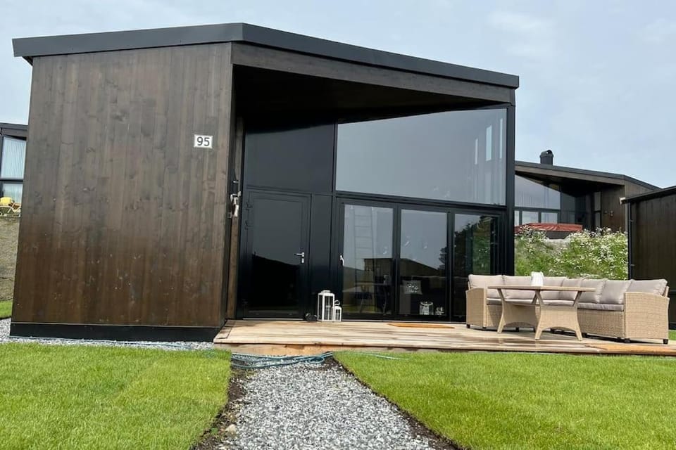 Attraktiv & smart funkishytte på Nes Strandhager. House in Viken, Norway
