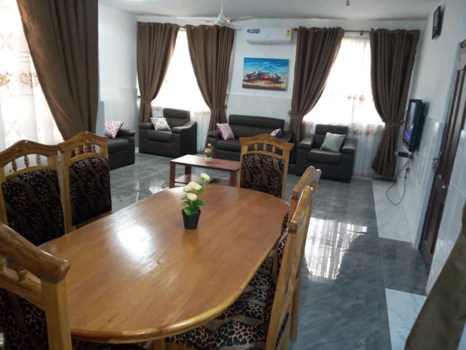 Communal lounge/ TV room, TV and multimedia, Living room, Seating area, Dining area, Evening entertainment