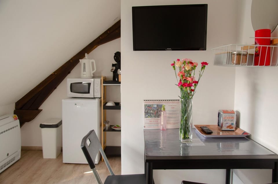 TV and multimedia, Coffee/tea facilities, Dining area, microwave
