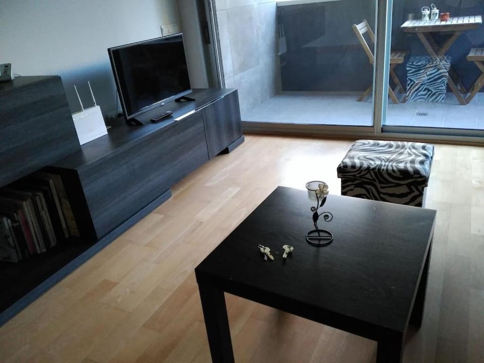 3 BEDROOMS, 2 BATHROOMS FOR 6 PAX, SWIMMING POOL, FREE PARKING and NEAR THE BEACH! Apartment in Barcelona