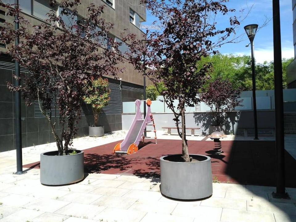 3 BEDROOMS, 2 BATHROOMS FOR 6 PAX, SWIMMING POOL, FREE PARKING and NEAR THE BEACH! Apartment in Barcelona