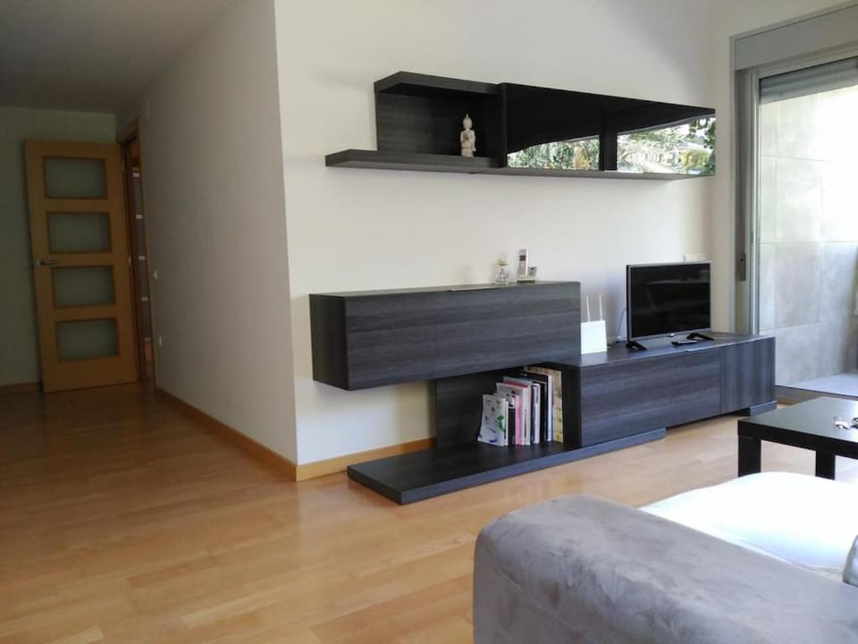 3 BEDROOMS, 2 BATHROOMS FOR 6 PAX, SWIMMING POOL, FREE PARKING and NEAR THE BEACH! Apartment in Barcelona