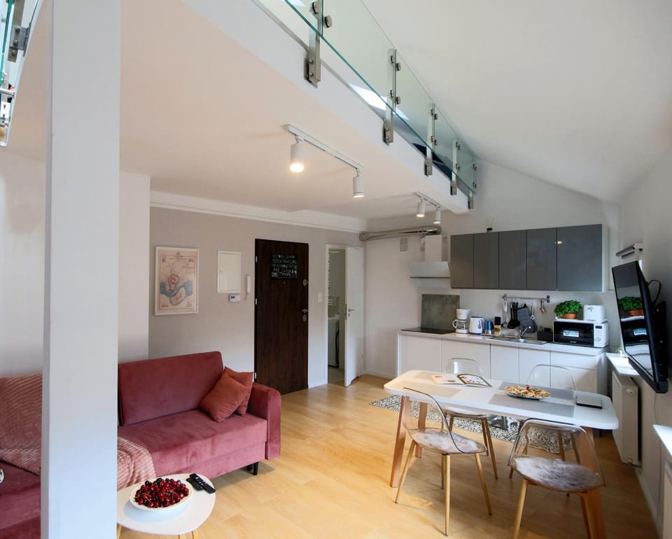 Communal lounge/ TV room, Kitchen or kitchenette, Living room, Seating area, minibar, pet friendly, stove, toaster