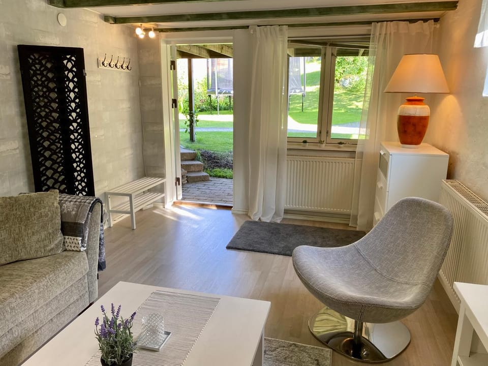Lower floor of 50 sqm in nice villa with parking Apartment in Huddinge