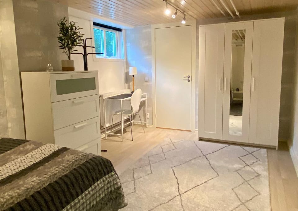 Lower floor of 50 sqm in nice villa with parking Apartment in Huddinge