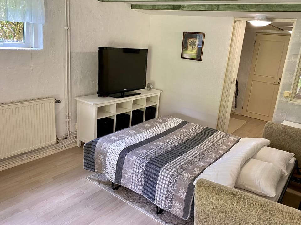 Lower floor of 50 sqm in nice villa with parking Apartment in Huddinge