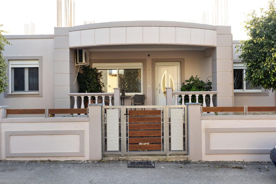 Property building, Facade/entrance, Day