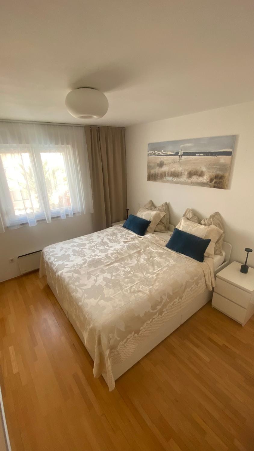 Photo of the whole room, Bedroom