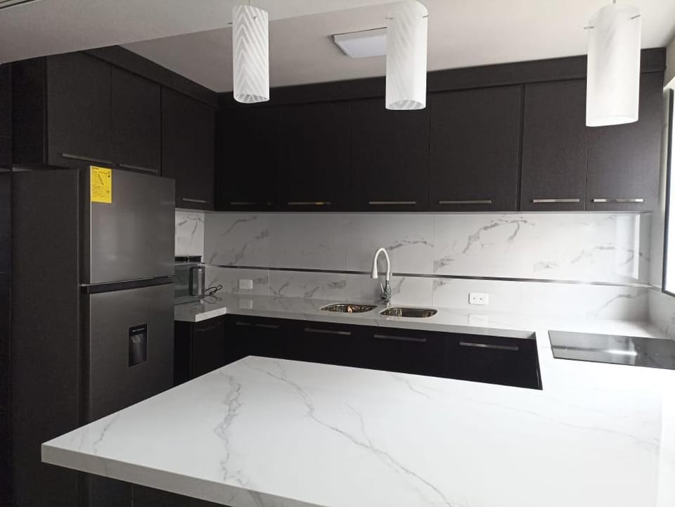 Kitchen or kitchenette, minibar, stove